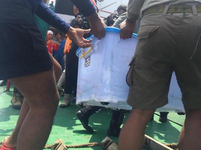 Kotak Hitam Lion Air yang Ditemukan Marinir Dibawa ke Tanjung Priok